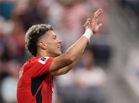 لاعب كرة القدم إمام عاشور يرتدي قميص النادي الأهلي