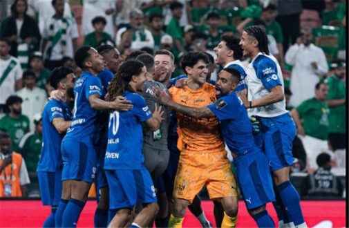 لاعبو الهلال السعودي يحتفلون بهدف