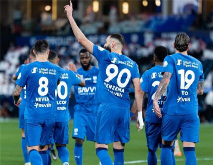 لاعب الهلال ماركوس ليوناردو يرتدي قميص أياكس
