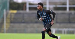 صورة للاعب كرة القدم جيسي بيسيوي بقميص نادي بروج