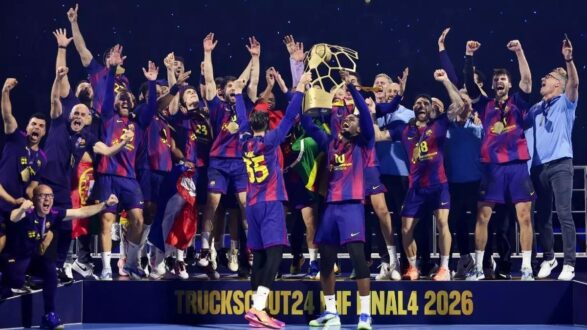 لاعبو برشلونة يحتفلون بفوزهم بلقب دوري أبطال أوروبا لكرة اليد