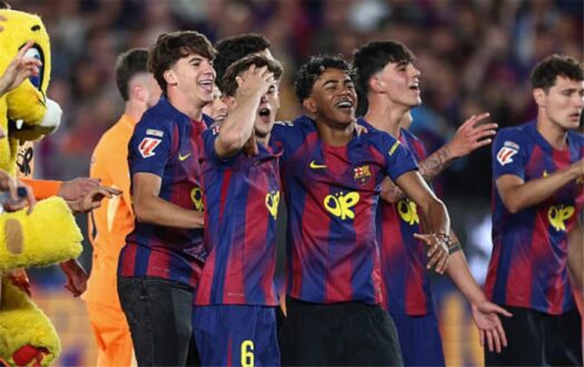لاعبو بايرن ميونخ وبرشلونة يتنافسون على الكرة