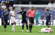 جود بيلينجهام نجم منتخب إنجلترا يتحدث مع الحكم بعد مباراة الأرجنتين في كأس العالم 2026