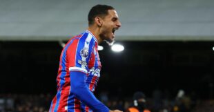 لاعب كرة القدم ماكسيمس لاكروا يرتدي قميص تشيلسي