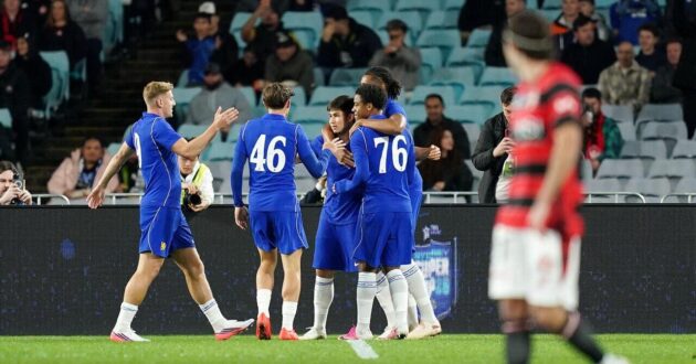 لاعب تشيلسي الشاب داتان ستباييف يحتفل بتسجيل هدف في مباراته الأولى
