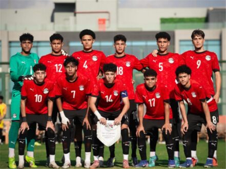 لاعبو منتخب مصر تحت 17 عامًا يحتفلون بهدف أمام منتخب كوت ديفوار تحت 17 عامًا في ربع نهائي كأس الأمم الإفريقية
