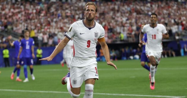 لاعب كرة القدم هاري كين يرتدي قميص منتخب إنجلترا