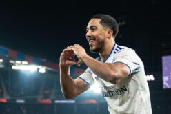 لاعب كرة القدم يوري تيليمانس يرتدي قميص أستون فيلا