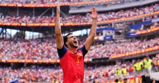 لاعب كرة القدم ميكل ميرينو يحتفل بهدف الفوز لإسبانيا في كأس العالم