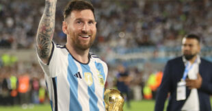 ليونيل ميسي يرفع كأس العالم 2026 مع منتخب الأرجنتين