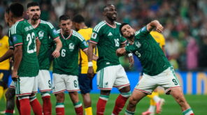 لاعبو المكسيك يحتفلون بهدف ضد الإكوادور في كأس العالم 2026