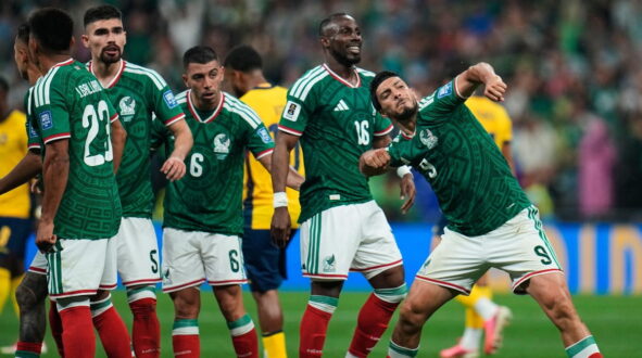 لاعبو المكسيك يحتفلون بهدف ضد الإكوادور في كأس العالم 2026
