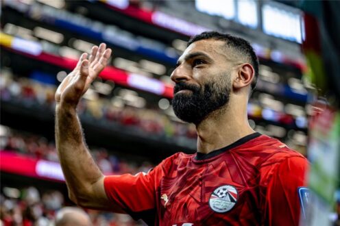 محمد صلاح يرتدي قميص ليفربول