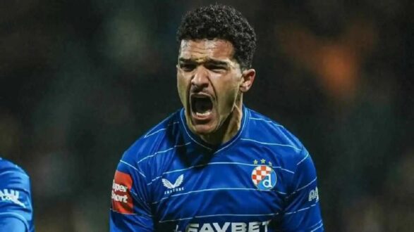 لاعب كرة القدم الجزائري منصف بقرار يرتدي قميص الأهلي