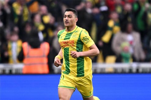 لاعب كرة القدم المصري مصطفى محمد يرتدي قميص نادي نانت الفرنسي