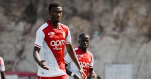 لاعب كرة القدم ألادجي بامبا يرتدي قميص نيوكاسل يونايتد