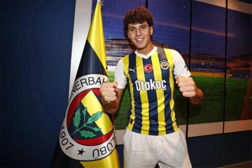 لاعب كرة القدم عمر فايد يرتدي قميص فناربخشة