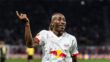 لاعب كرة القدم يان ديوماندي يرتدي قميص فريقه