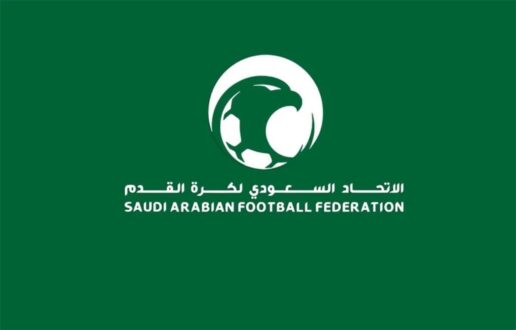 صورة توضيحية لحكام كرة قدم في ملعب سعودي