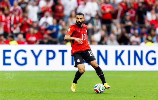 صورة لمحمد صلاح يرتدي قميص ليفربول مع شعار ترانسفير ماركت