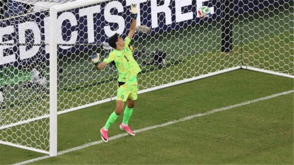 حارس المرمى المغربي ياسين بونو يرتدي قميص الهلال السعودي