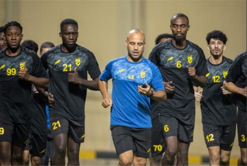 لاعب كرة القدم أمين بن حميدة يرتدي قميص نادي الحزم السعودي