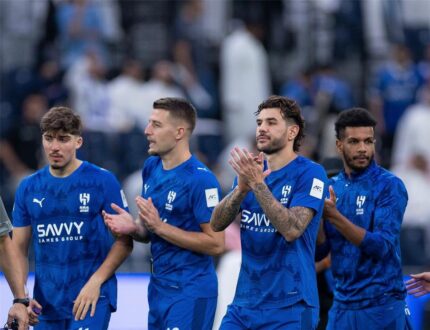 لاعبو الهلال يحتفلون بتسجيل هدف في مرمى الخليج