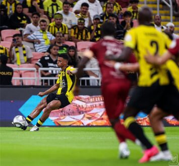 لاعبو الاتحاد والخلود يتنافسون على الكرة في مباراة افتتاحية الدوري السعودي