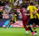 لاعبو الاتحاد والخلود يتنافسون على الكرة في مباراة افتتاحية الدوري السعودي