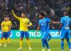 لاعبو النصر والهلال يتنافسون على الكرة في ملعب