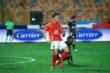 لاعب كرة القدم إمام عاشور يرتدي قميص النادي الأهلي