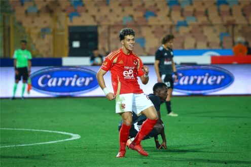 لاعب كرة القدم إمام عاشور يرتدي قميص النادي الأهلي