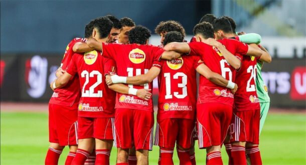 لاعب كرة قدم يرتدي قميص النادي الأهلي