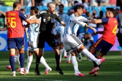 لاعبو الأرجنتين يحتفلون بهدف في نهائي كأس العالم