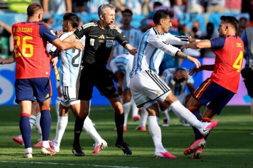 لاعبو الأرجنتين يحتفلون بهدف في نهائي كأس العالم