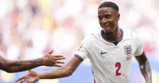 لاعب كرة القدم إيزري كونسا يرتدي قميص أستون فيلا