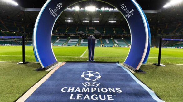 لقطة جماعية للاعبي كرة قدم يحتفلون بفوز في دوري أبطال أوروبا