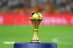 ملعب كرة قدم في مصر مع شعار كأس الأمم الأفريقية تحت 23 عامًا