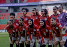 لاعبة من منتخب مصر للسيدات تتنافس مع لاعبة من منتخب نيجيريا في مباراة بكأس أمم إفريقيا للسيدات