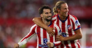 لاعب كرة قدم يحتفل بتسجيل هدف في مباراة أوروبية