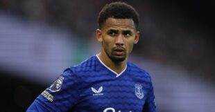 لاعب إيفرتون إيليمَان ندياي يحتفل بهدف