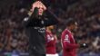 لاعب كرة قدم يرتدي قميص مانشستر سيتي مع شعار الدوري الإنجليزي الممتاز