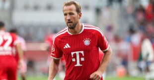 صورة لهاري كين لاعب بايرن ميونخ يحتفل بتسجيل هدف