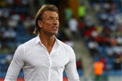 المدرب الفرنسي هيرفي رينارد يلوح للجماهير خلال تقديمه مدربًا لمنتخب كوت ديفوار