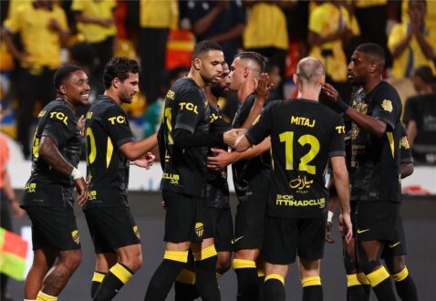 لاعب الاتحاد السعودي موسى ديابي يرتدي قميص الفريق