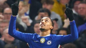 لاعب تشيلسي جواو بيدرو يحتفل بتسجيل هدف