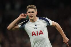 ميكي فان دي فين لاعب توتنهام يحتفل بتسجيل هدف