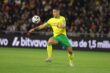 لاعب كرة القدم المصري مصطفى محمد يرتدي قميص نانت الفرنسي