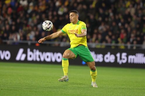 لاعب كرة القدم المصري مصطفى محمد يرتدي قميص نانت الفرنسي
