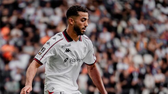 لاعب كرة القدم المصري محمد عبد المنعم يرتدي قميص نيس